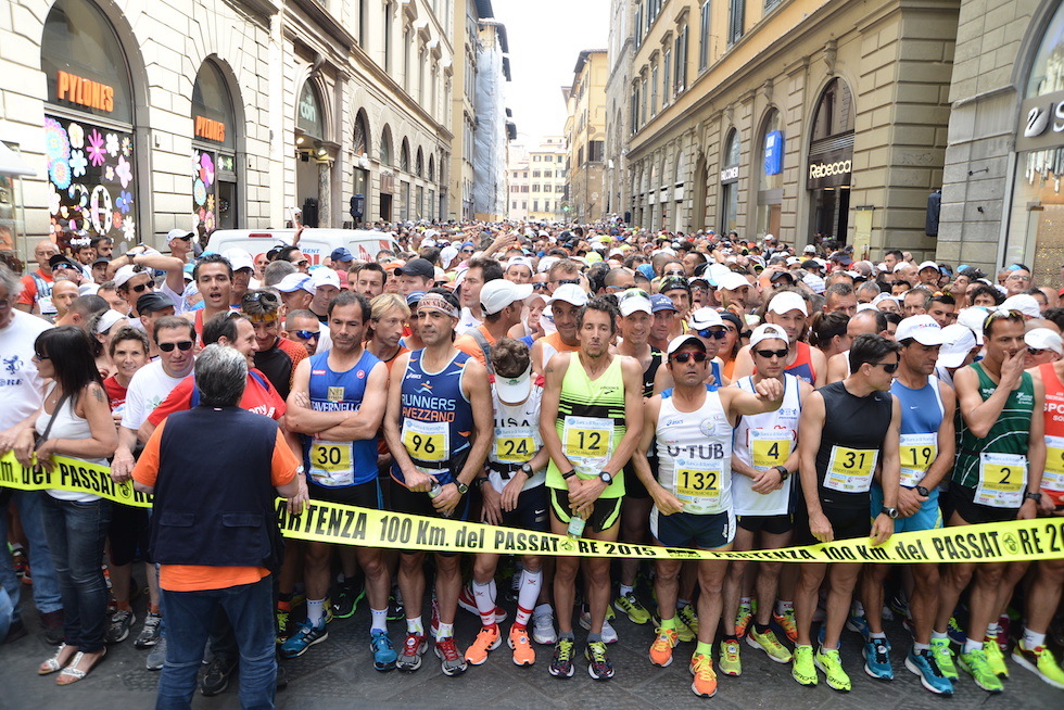 La partenza della 100 km del Passatore 2015