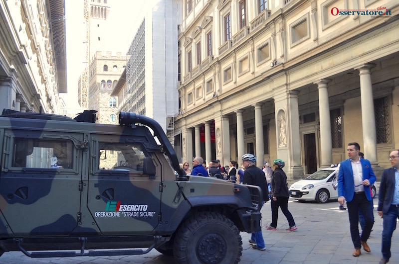 Un blindato dell'Esercito sul loggiato degli Uffizi