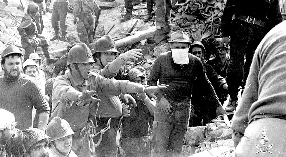 Vigili del Fuoco e soldati dell'Esercito nel pieno del dramma del Friuli