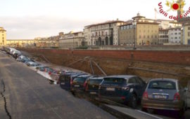 La lunga voragine sul lungarno Torrigiani accanto al ponte Vecchio
