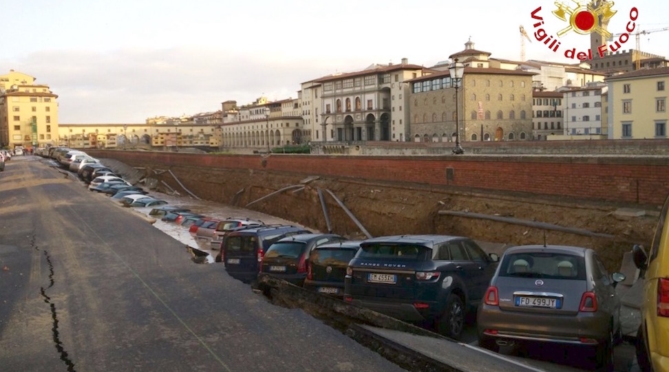 La lunga voragine sul lungarno Torrigiani accanto al ponte Vecchio