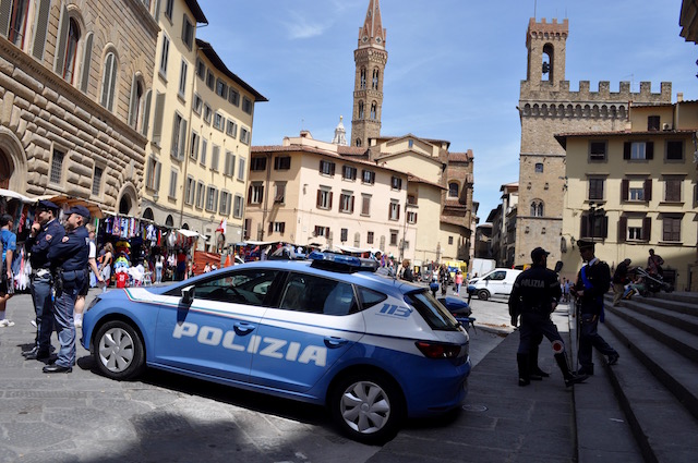 Una volante della Polizia di Stato in piazza San Firenze