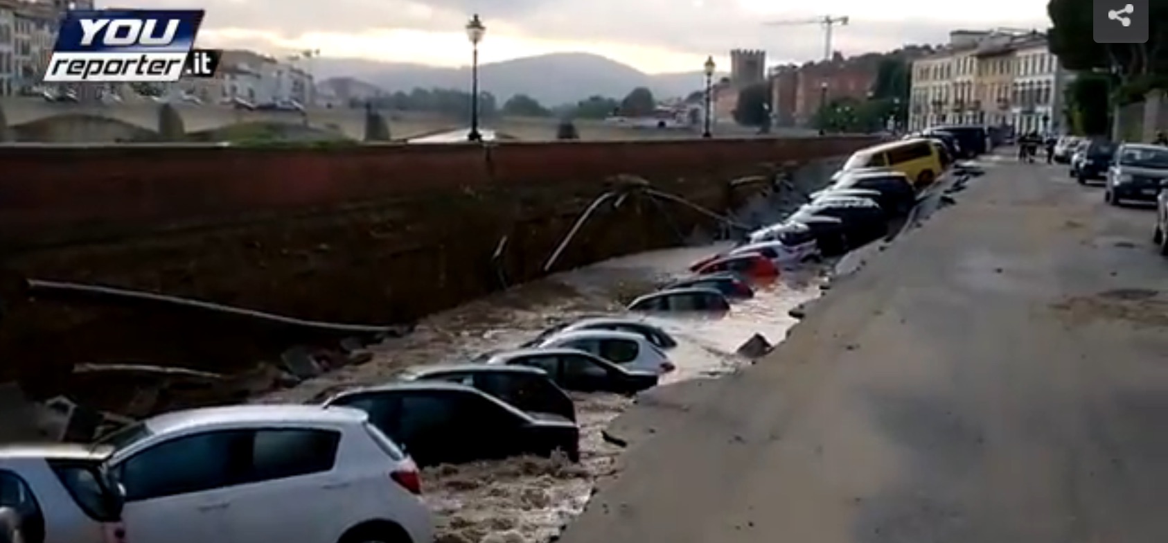 La voragine sul Lungarno Torregiani a Firenze