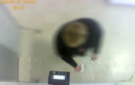 Uno degli assenteisti filmato da una videocamera