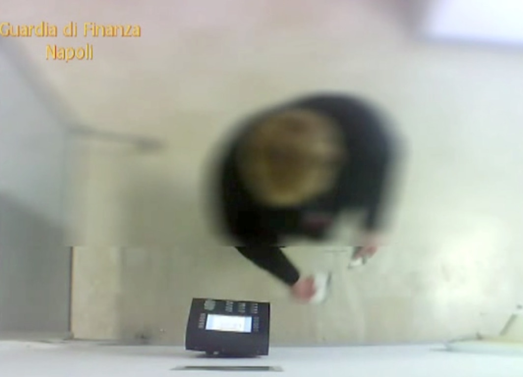 Uno degli assenteisti filmato da una videocamera