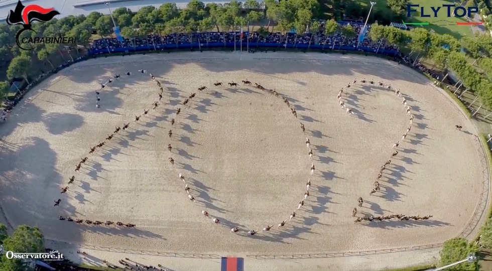 Il numero 202 disegnato dai cavalli del 4° Reggimento per il compleanno dei Carabinieri