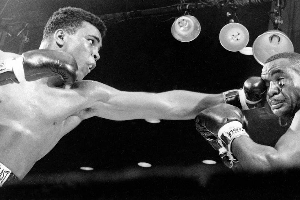 Cassius Clay (a sin.) contro Sonny Liston nel 1964