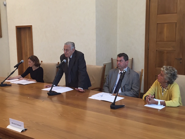 Il vice presidente di Ente Cassa di Risparmio di Firenze Pier Luigi Rossi Ferrini illustra il nuovo bando per la ricerca oncologica
