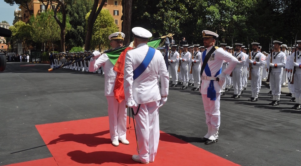 L'ammiraglio Giraldelli ha ricevuto la Bandiera dall'ammiraglio De Giorgi