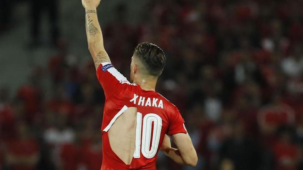 Una delle sette magliette della Svizzera strappate durante l'incontro con la Francia