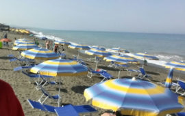 Ombrelloni e sdraio abusive su un tratto di spiaggia libera a Marina di Bibbona