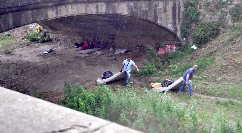 Agenti della Polizia Municipale sgomberano l'accampamento sul Mugnone