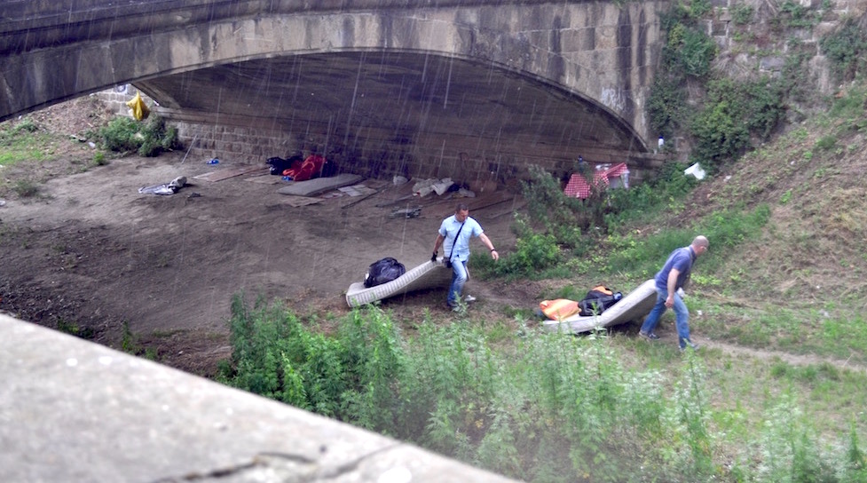 Agenti della Polizia Municipale sgomberano l'accampamento sul Mugnone