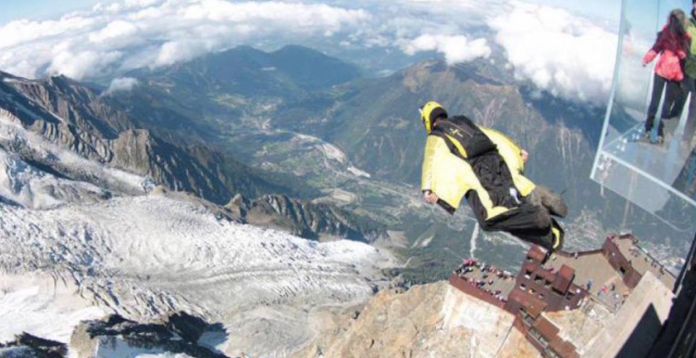 Un lancio in wingsuit dall'Aiguille du Midi