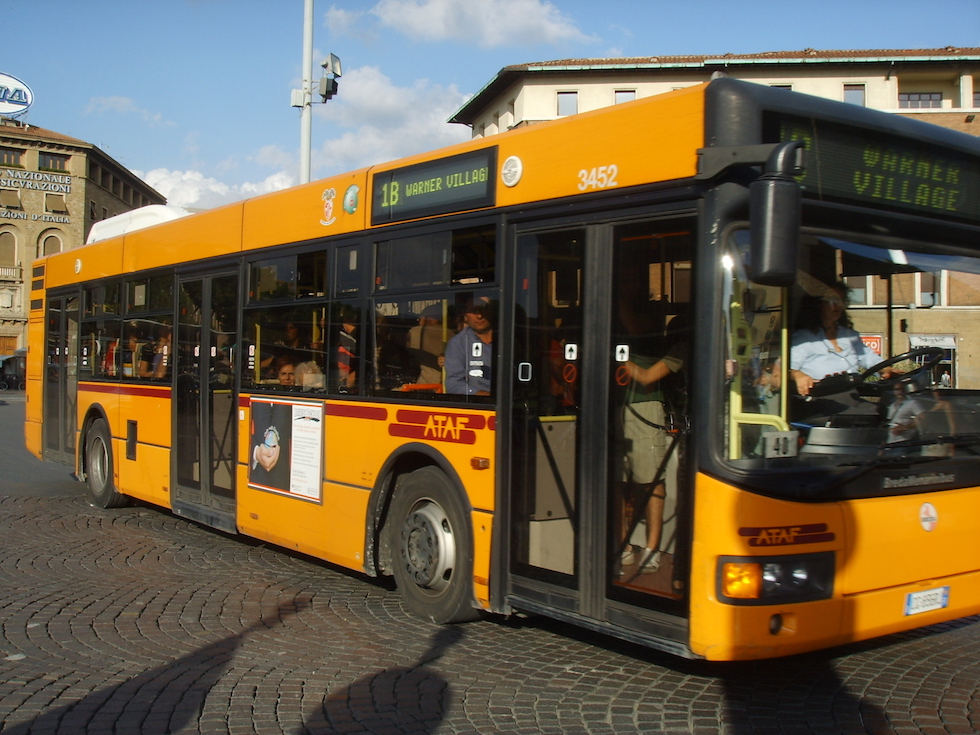 Cambiano le fermate dell'autobus in piazza San Marco a Firenze