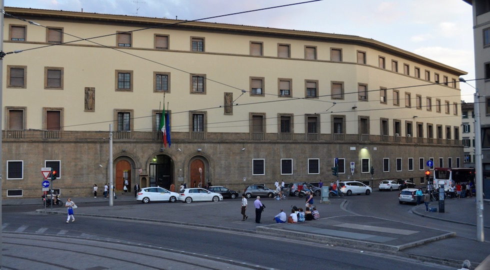 La caserma della Scuola Marescialli Carabinieri in piazza Stazione a Firenze