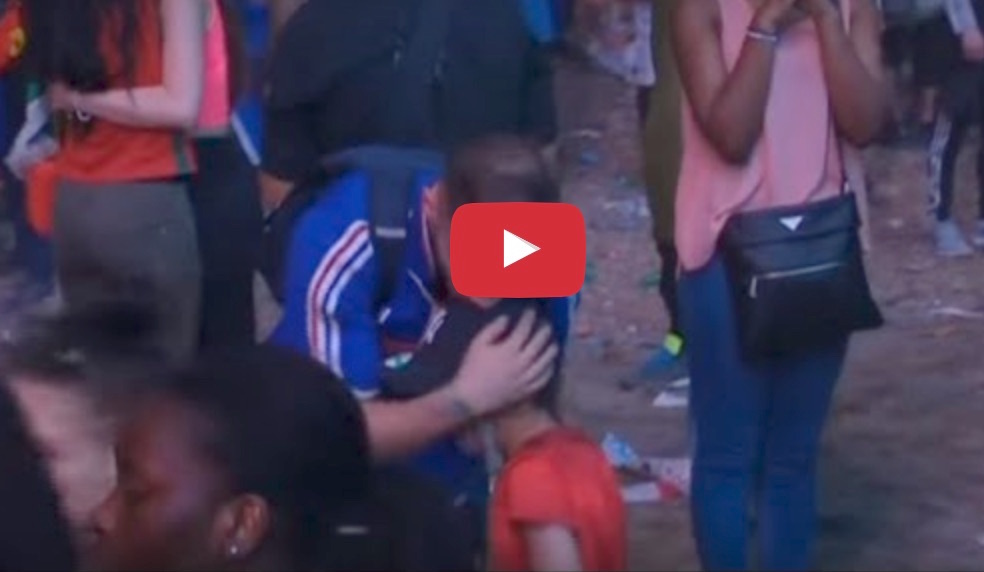 Bambino portoghese e tifoso francese si abbracciano