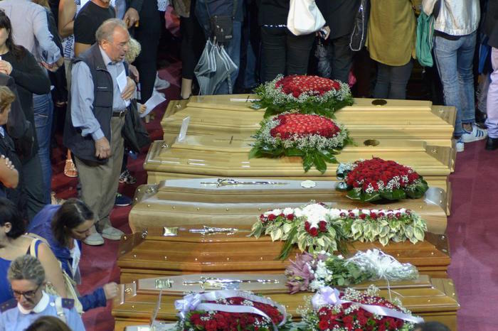 Alcune delle bare allineate nel Palasport di Andria