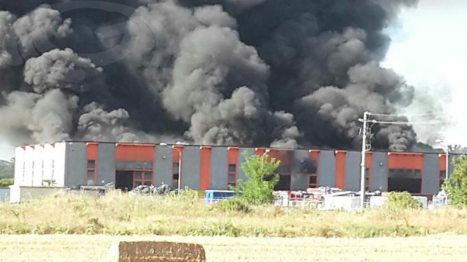 L'incendio alla Raetech di Foiano della Chiana