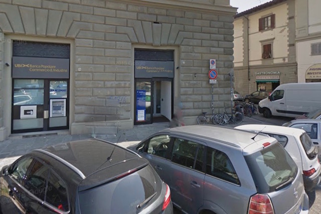 L'agenzia della banca in piazza Beccaria a Firenze (foto Street Wiew Google)