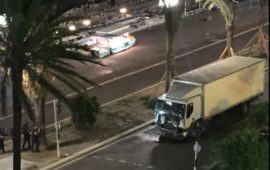 Il camion che è piombato sulla folla a Nizza