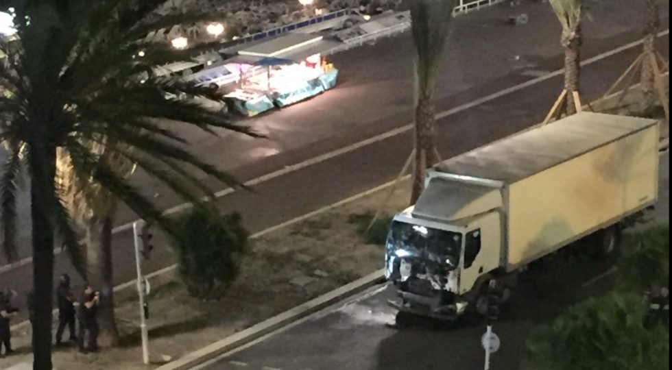 Il camion che è piombato sulla folla a Nizza