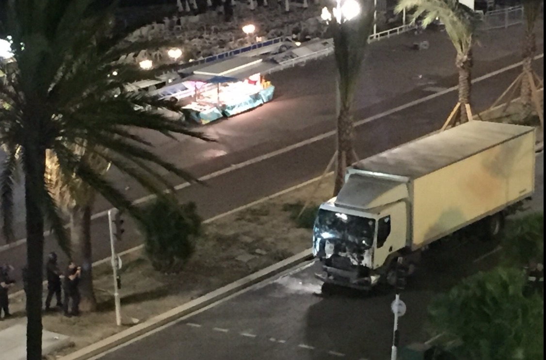 Il camion che è piombato sulla folla a Nizza
