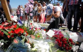 Incessante processione sulla Promenade des Anglais sul luogo della strage del 14 luglio