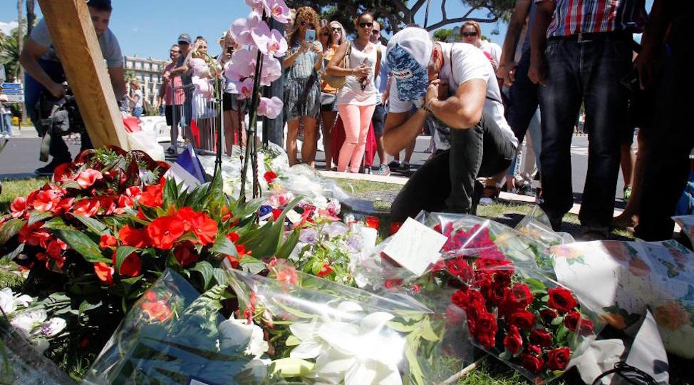 Incessante processione sulla Promenade des Anglais sul luogo della strage del 14 luglio