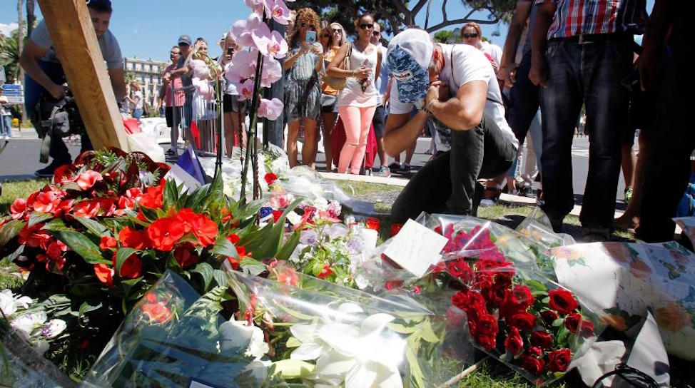 Incessante processione sulla Promenade des Anglais sul luogo della strage del 14 luglio