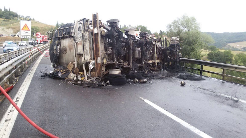 Autostrada A1 bloccata tra Calenzano e Barberino. Cisterna in fiamme