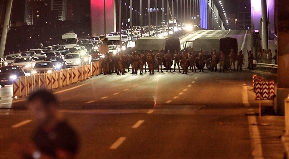 Ponti sul Bosforo bloccati dall'Esercito