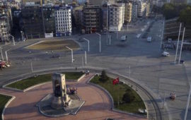 Piazza Taksim a Istanbul deserta all'alba di sabato 16 luglio