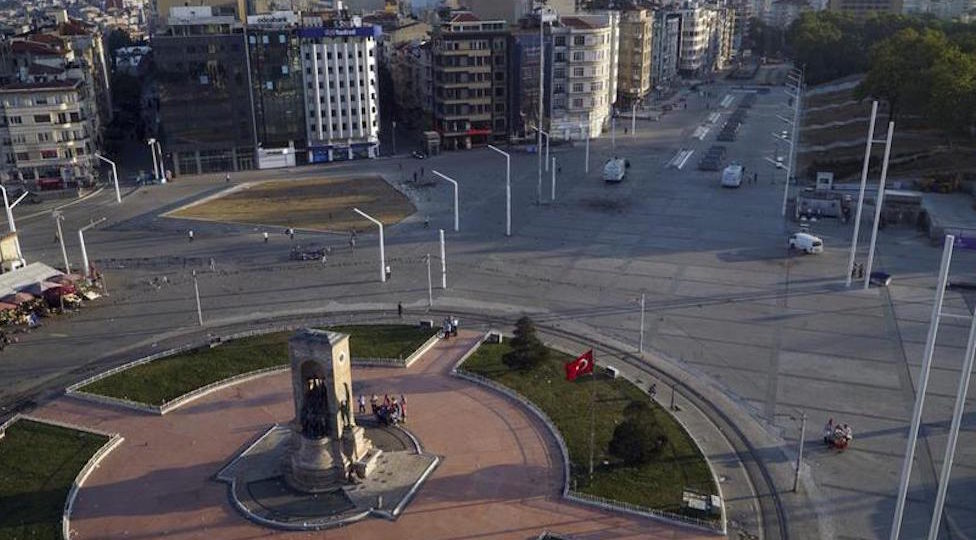Piazza Taksim a Istanbul deserta all'alba di sabato 16 luglio