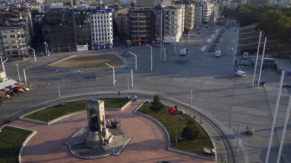 Piazza Taksim a Istanbul deserta all'alba di sabato 16 luglio