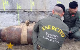 Artificieri dell'Esercito durante la rimozione di una bomba inesplosa (Foto Esercito Italiano)