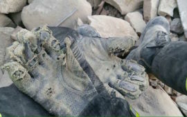 Una foto simbolo dei soccorsi dopo le scosse di terremoto