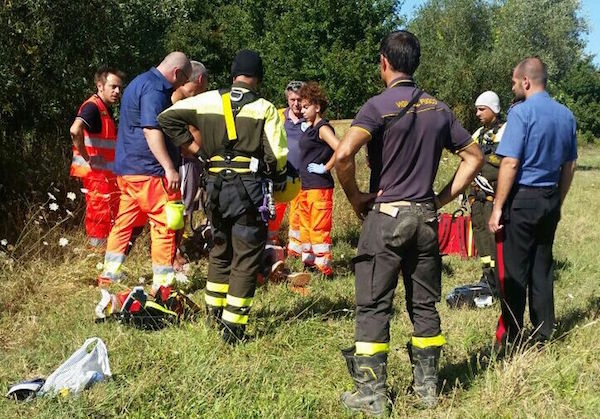 I soccorritori davanti al corpo senza vita a Montebonello