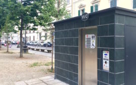 Un bagno pubblico in piazza Indipendenza a Firenze