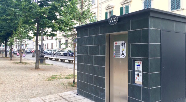 Un bagno pubblico in piazza Indipendenza a Firenze