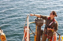 Un'allieva dell'Accademia Navale durante la navigazione su Nave Vespucci