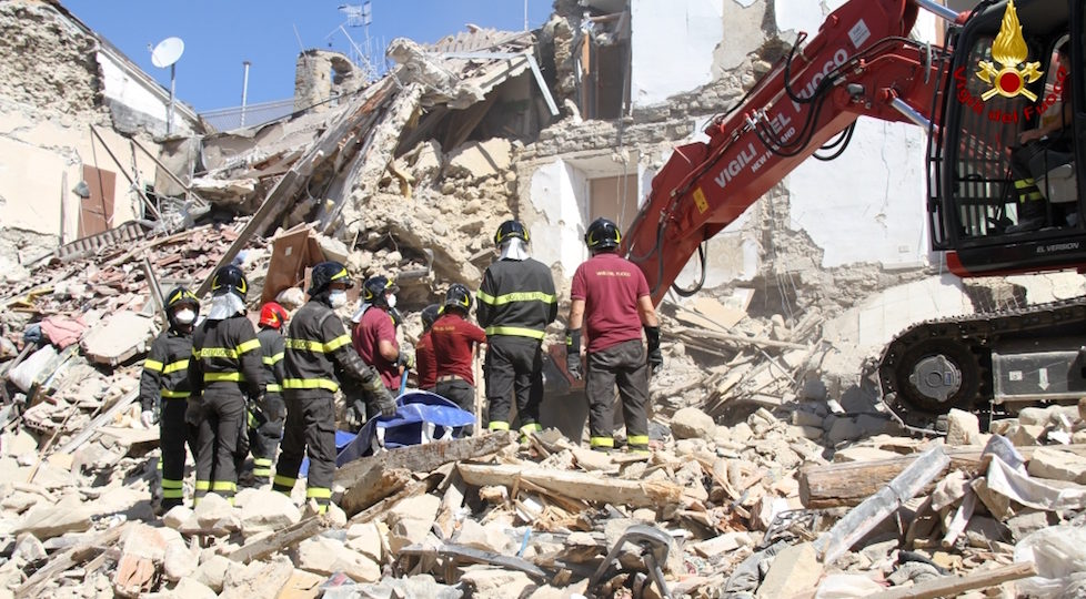 Vigili del Fuoco tra le macerie di Amatrice