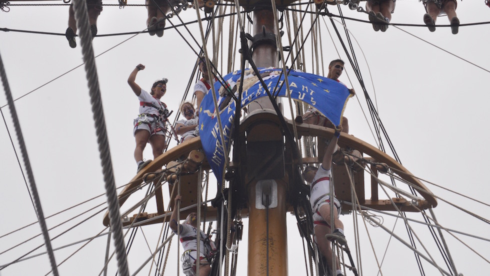 Gli allievi del corso Ateires sugli alberi di Nave Vespucci