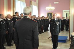 Il generale Ciceri al suo arrivo alla caserma Baldissera