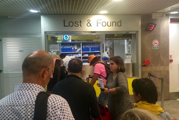 Code all'ufficio bagagli smarriti all'Aeroporto Vespucci di Firenze