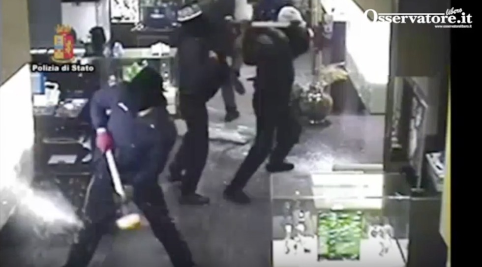 Un momento della rapina ripresa da una telecamera interna