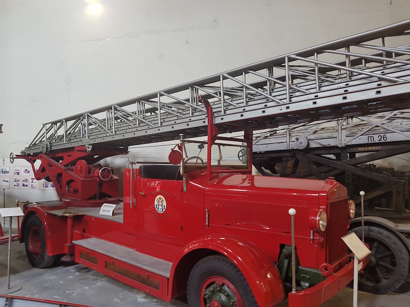 Un'autoscala degli anni '30 dei pompieri di Firenze