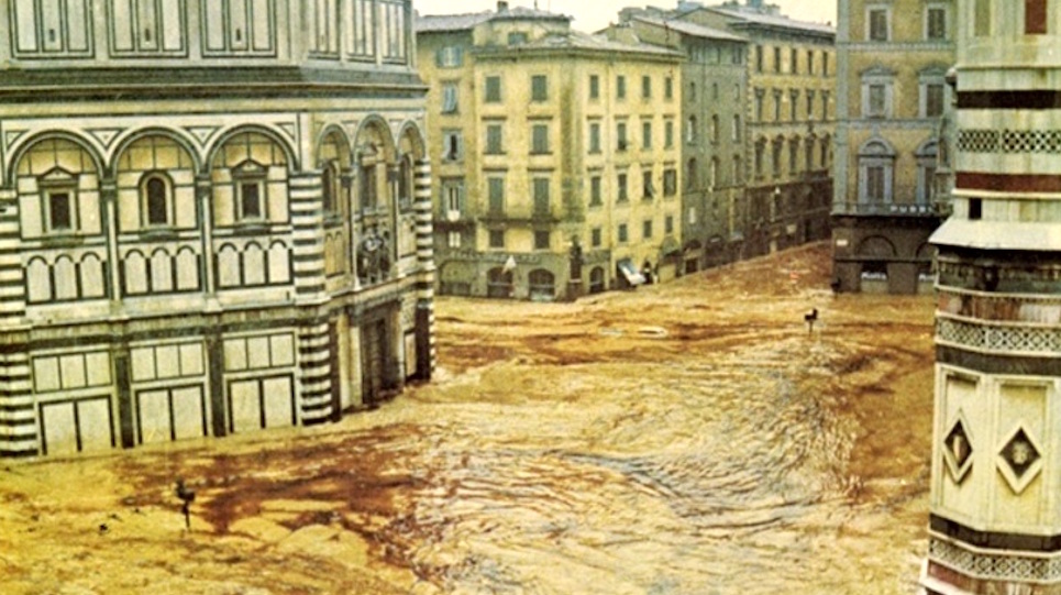 Alluvione di Firenze, una tragica scena di piazza del Duomo