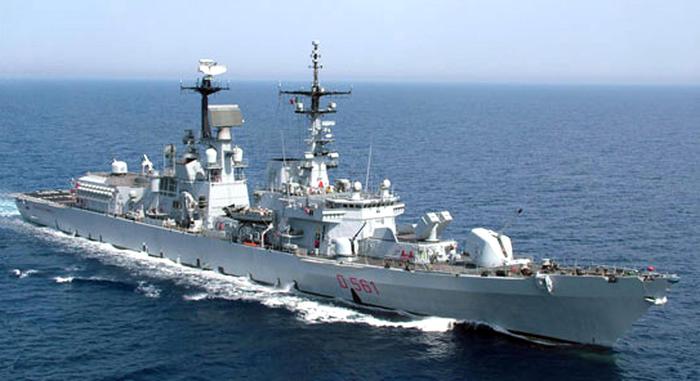Il cacciatorpediniere Mimbelli in navigazione