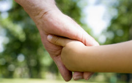 Mano per la mano la vita va avanti